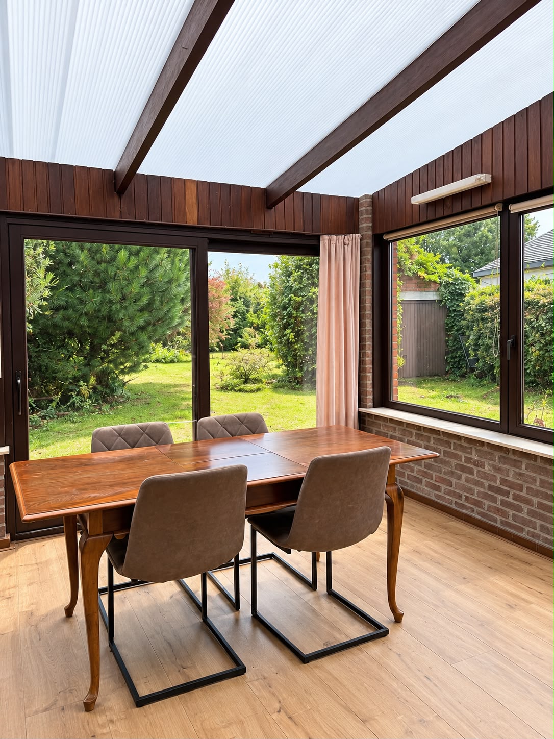 De lichtrijke veranda van Wolfputstraat 24 met uitzicht op de groene tuin